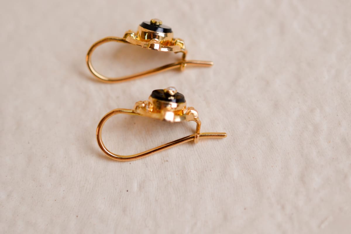 Boucles d'oreilles en Or jaune 18 carats ornées d'Onyx et de Perles