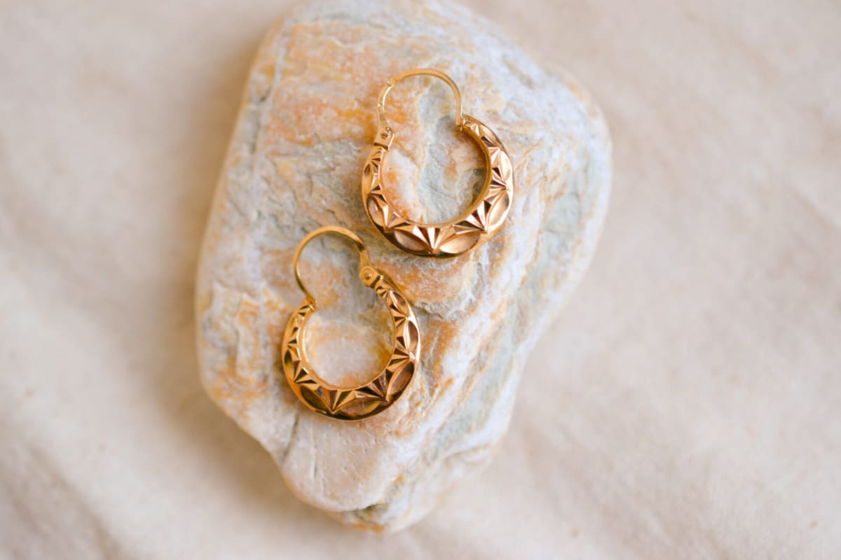 Créoles en Or jaune 18 carats à décors ciselés en reliefs