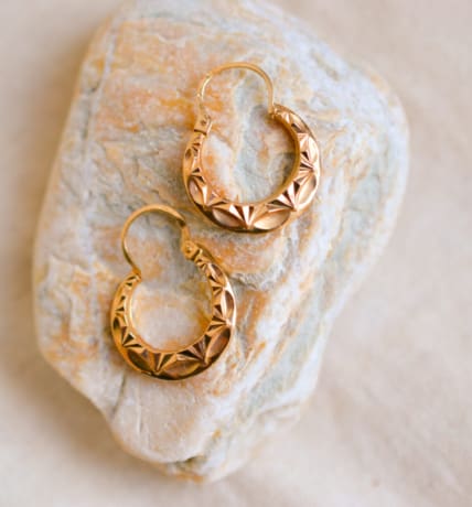 Créoles en Or jaune 18 carats à décors ciselés en reliefs