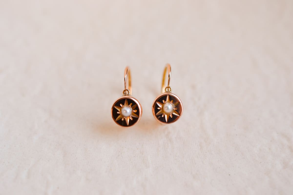 Dormeuses anciennes en Or jaune 18 carats ornées de Perles dans un décor d'étoile