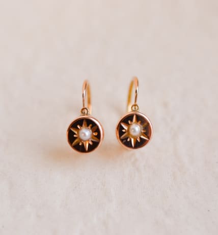 Dormeuses anciennes en Or jaune 18 carats ornées de Perles dans un décor d'étoile