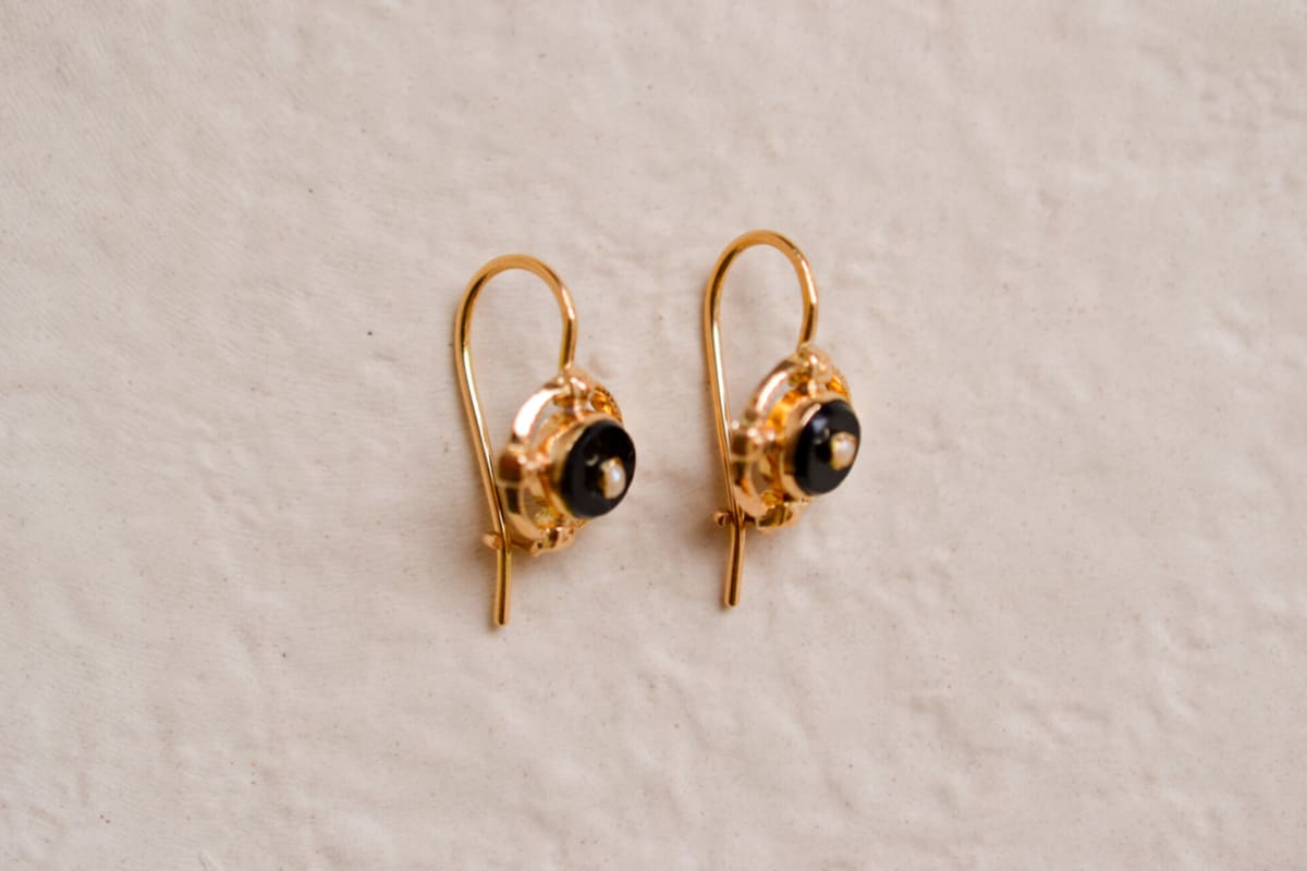 Dormeuses anciennes en Or jaune 18 carats serties d'Onyx et de Perles