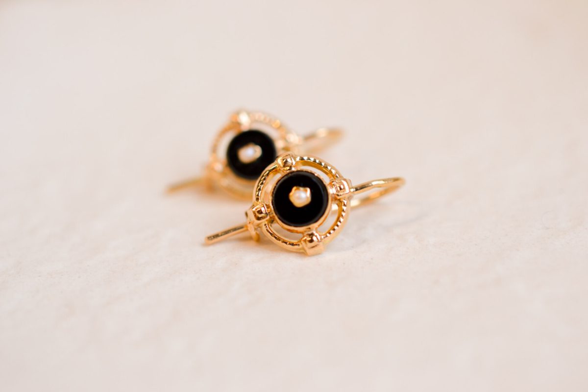 Dormeuses en Or jaune 18 carats ornées d'Onyx et de Perles