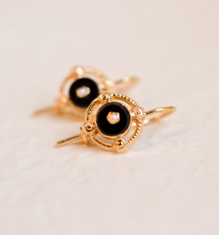 Dormeuses en Or jaune 18 carats ornées d'Onyx et de Perles