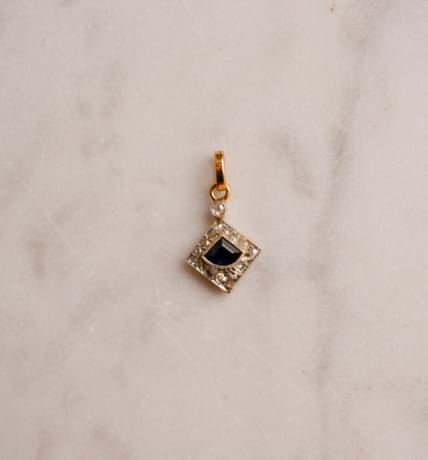 Pendentif Art Déco losange en Or jaune 18 carats centrée d'un Saphir entouré de Diamants