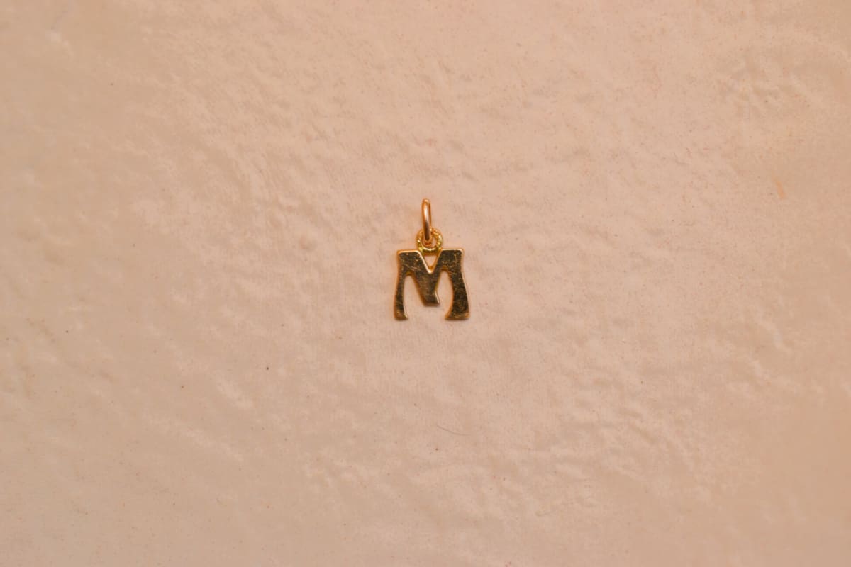 Pendentif Vintage en Or jaune 18 carats ornée de la lettre 