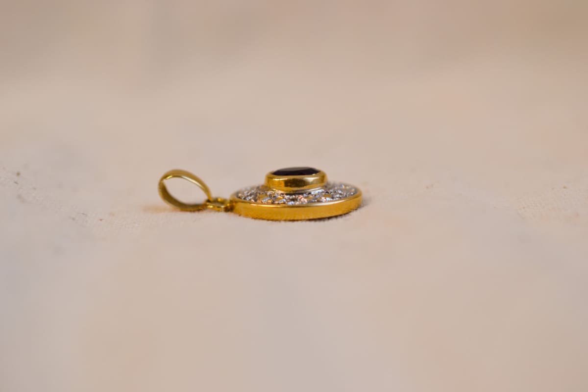 Pendentif ancien en Or jaune 18 carats centré d'une Améthyste entourée de Diamants