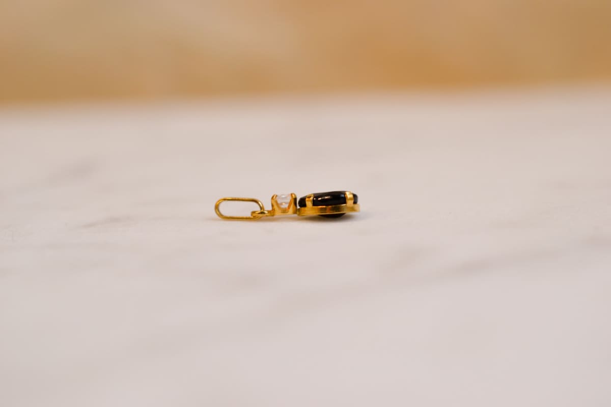 Pendentif ancien en Or jaune 18 carats orné d'un Saphir et d'un Diamant
