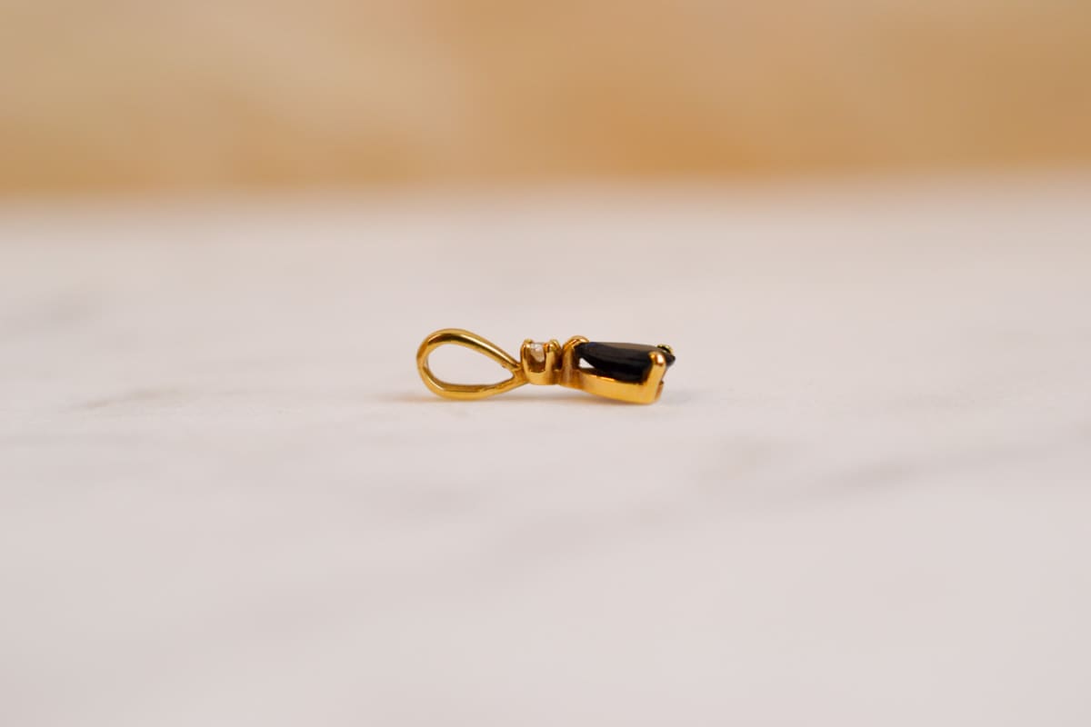 Pendentif ancien en Or jaune 18 carats ornée d'un Saphir et d'un Diamant