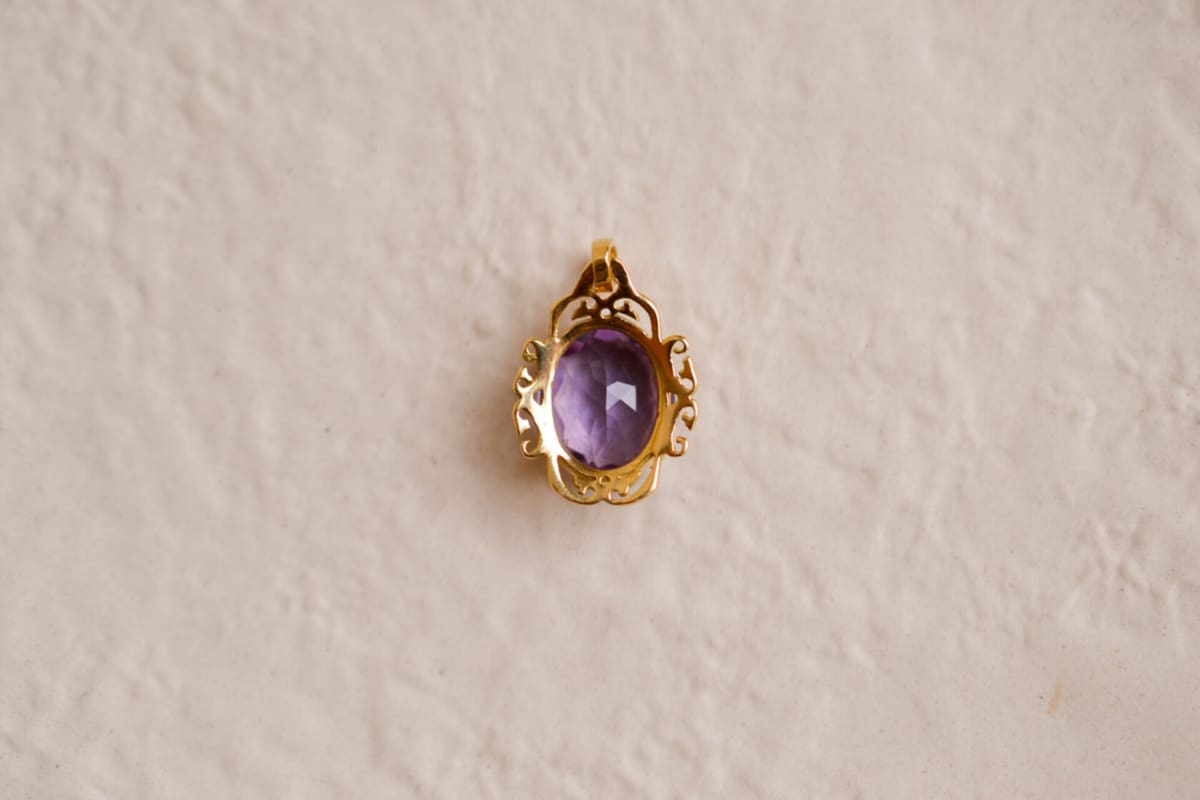 Pendentif ancien en Or jaune 18 carats serti d'une Améthyste