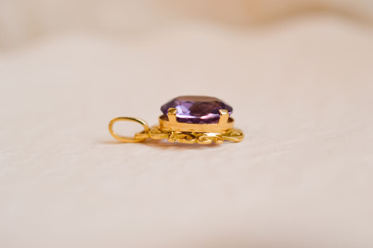 Pendentif en Or jaune 18 carats serti d'une Améthyste sur une monture fleur