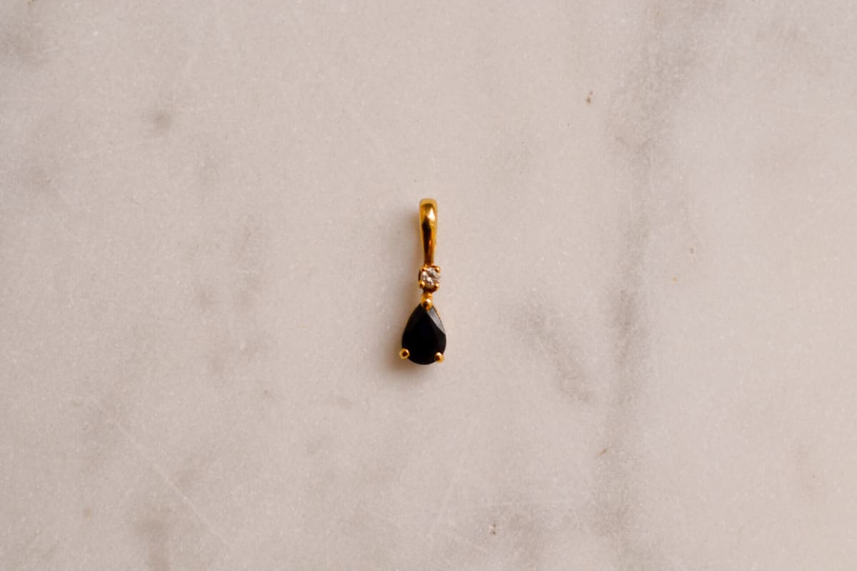 Pendentif en Or jaune 18 carats sertie d'un Saphir taille poire agrémenté d'un Diamant