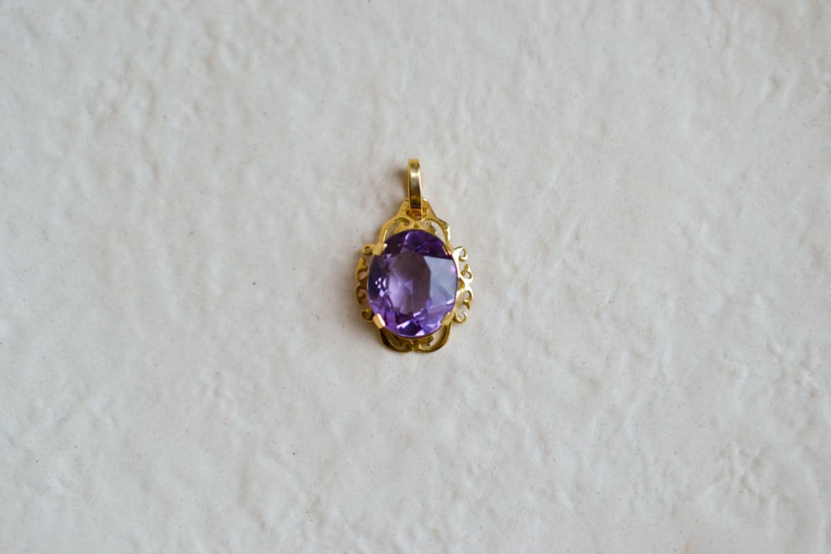 Pendentif fleur en Or jaune 18 carats orné d'une Améthyste