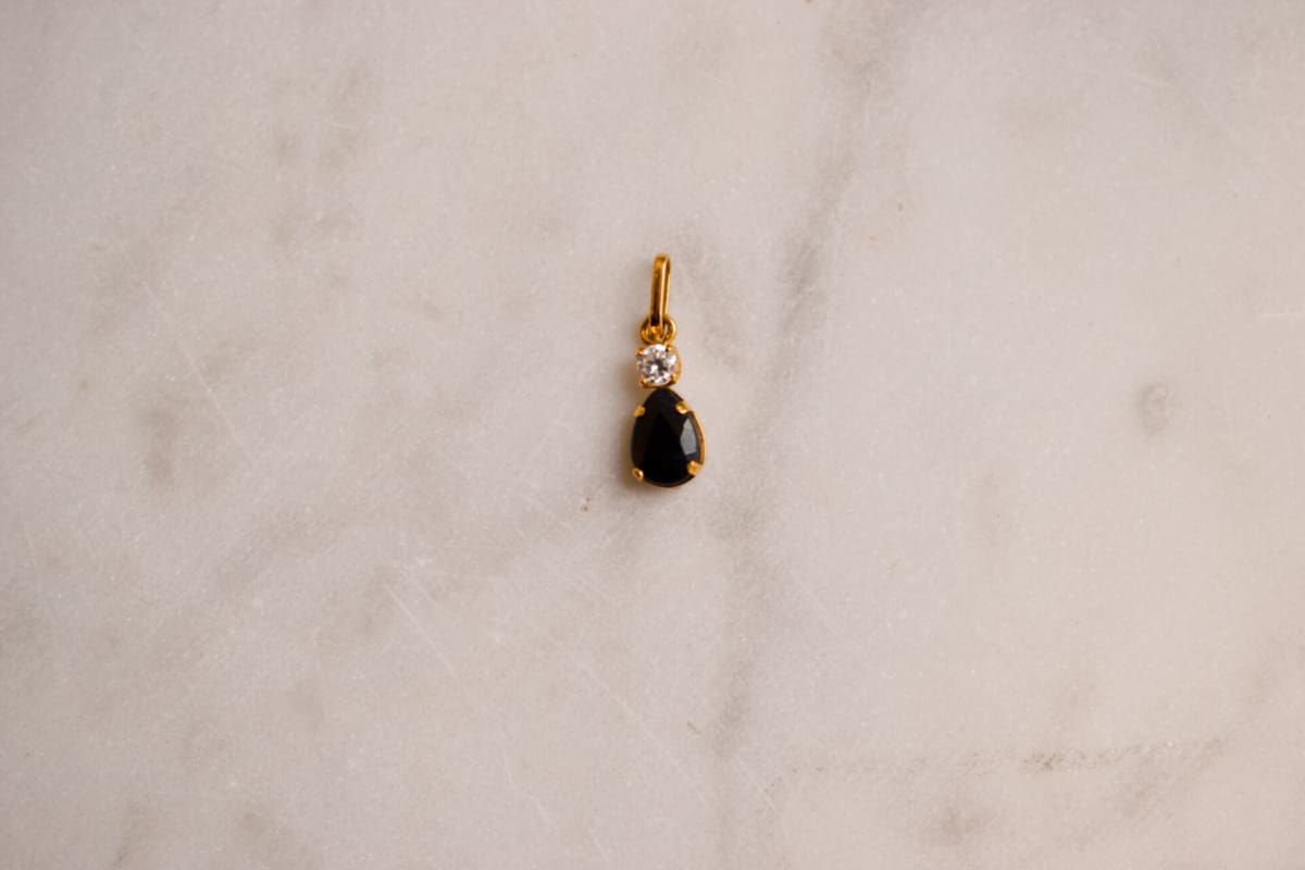 Pendentif goutte en Or jaune centré d'un Saphir épaulé d'un Diamant