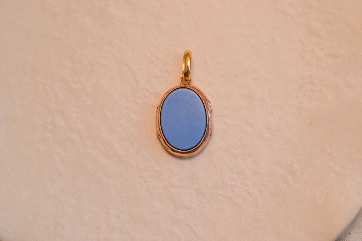Pendentif ouvrant en Or jaune 18 carats ornée de 2 plaques d'Agate
