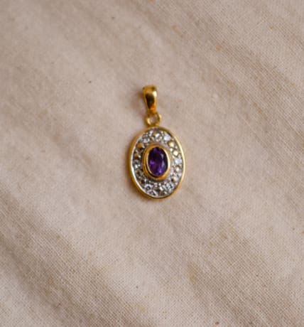 Pendentif oval en Or jaune 18 carats centré d'une Améthyste entourée de Diamants
