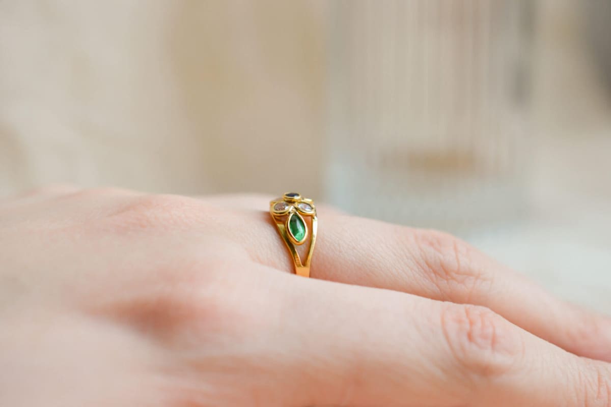 bague fleur pierres