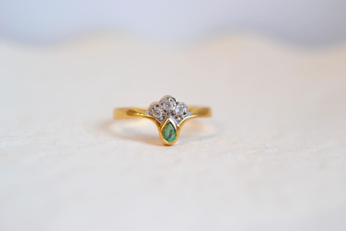 bague forme paon emeraude
