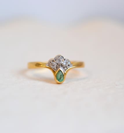 bague forme paon emeraude