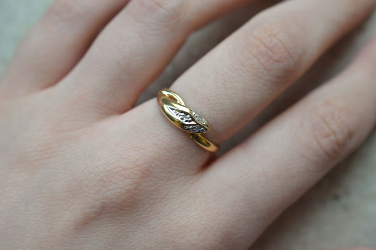 bague forme serpent diamants