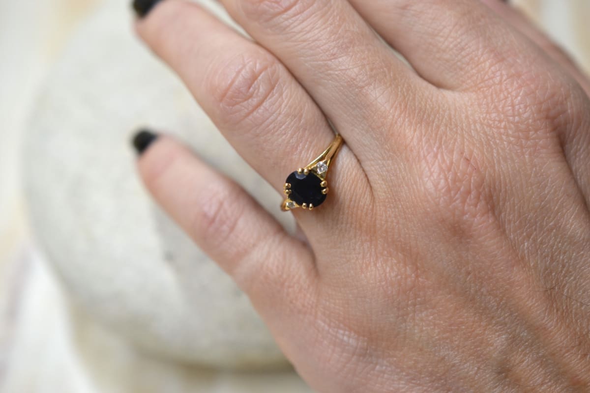 bague saphir forme ovale et diamants