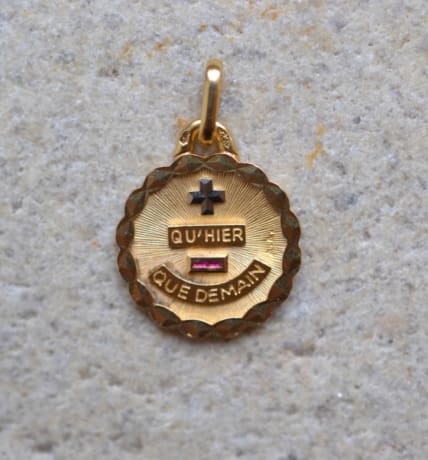 medaille qhier que demain decor facette
