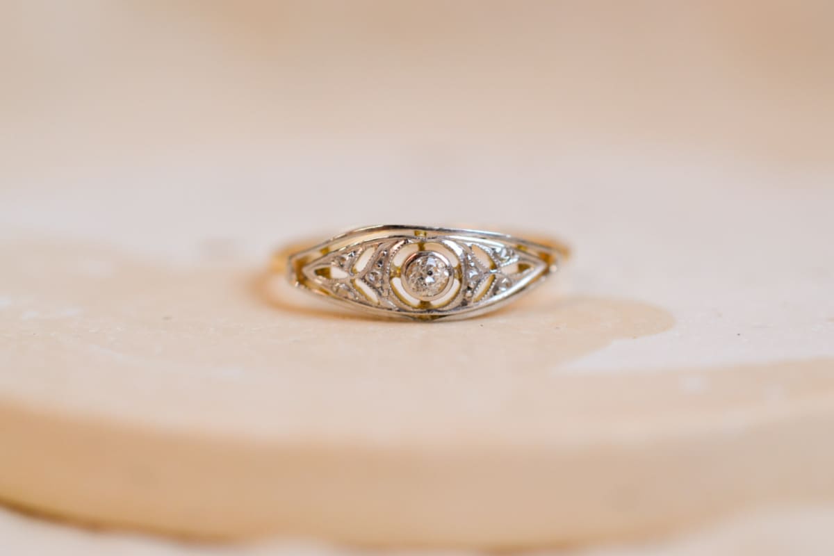 Bague Art Déco 2 Ors 18 carats ajourée centrée d'un Diamant