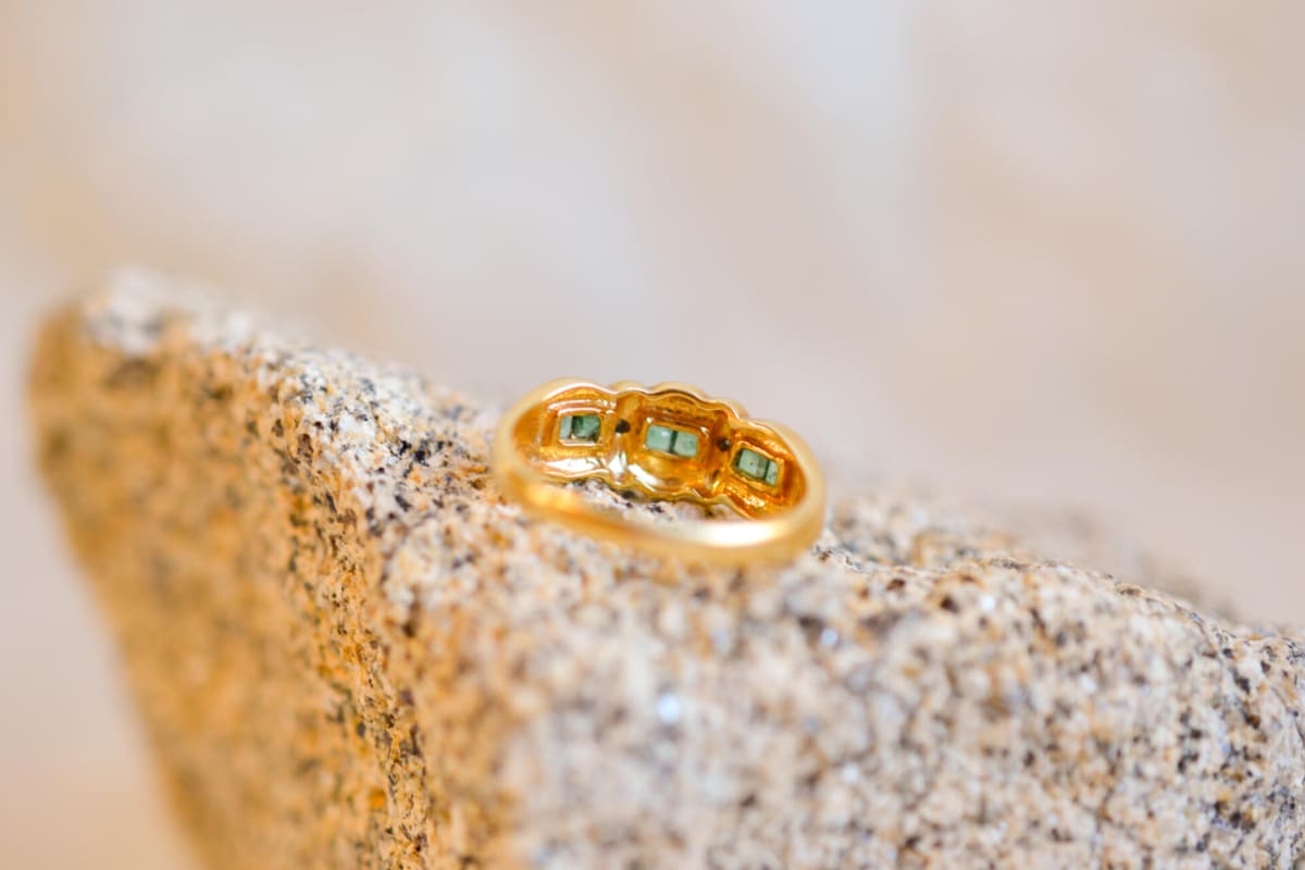 Bague Art Déco Vintage en Or jaune 18 carats ornée d'Émeraudes et de Moissanites
