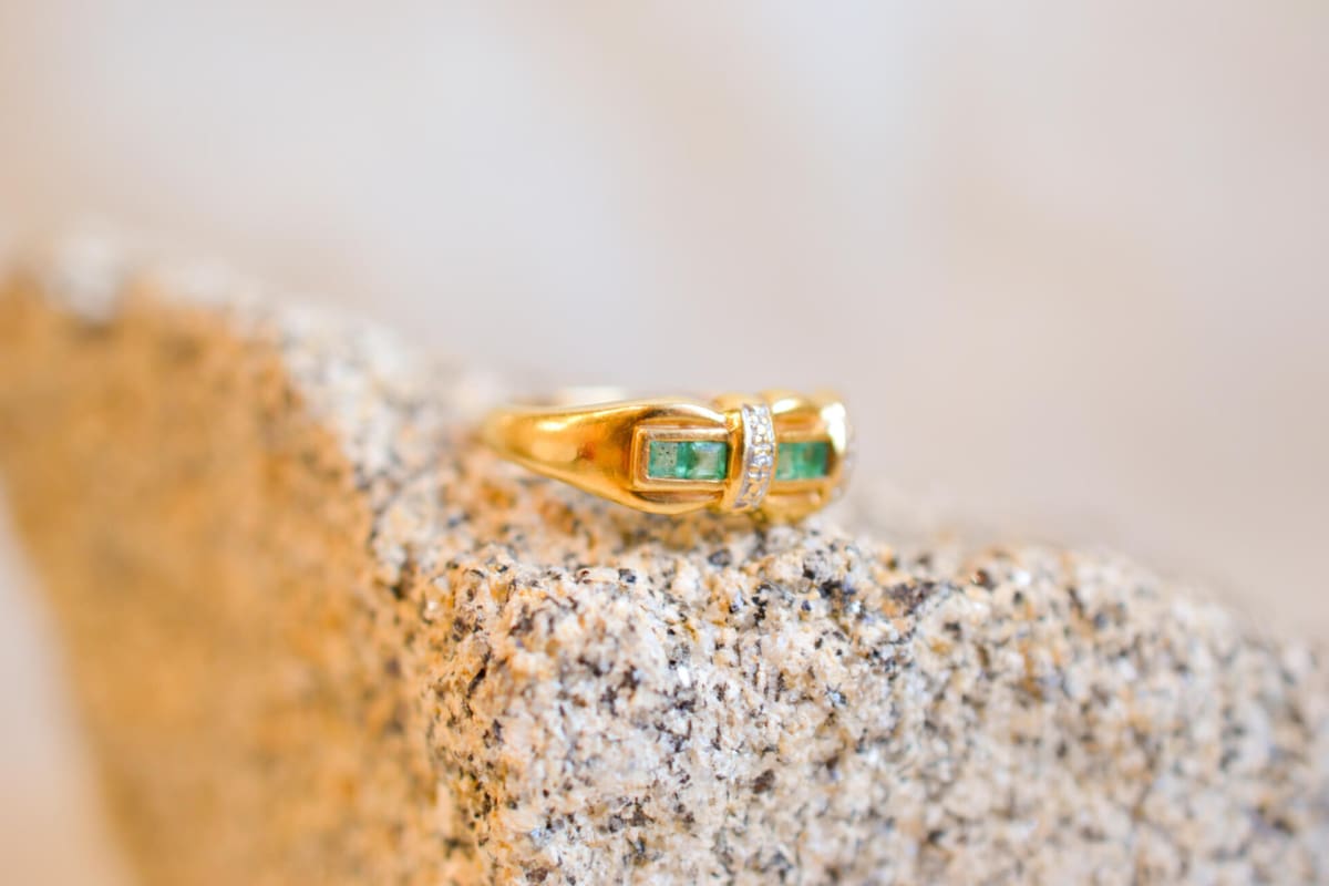 Bague Art Déco ancienne en Or jaune 18 carats sertie d'Émeraudes et de Moissanites