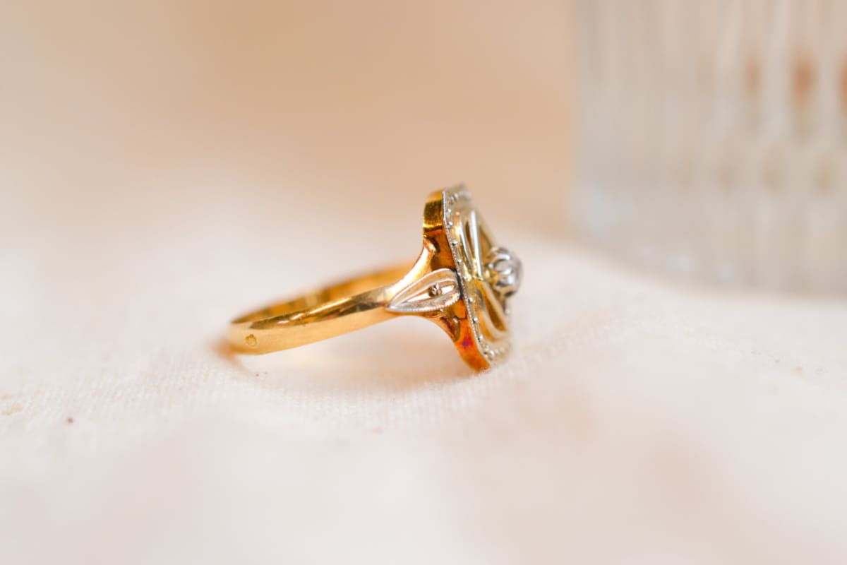 Bague Art Déco ancienne en Or jaune et Or blanc 18 carats sertie d'un Oxyde dans un décor octogonal ajouré
