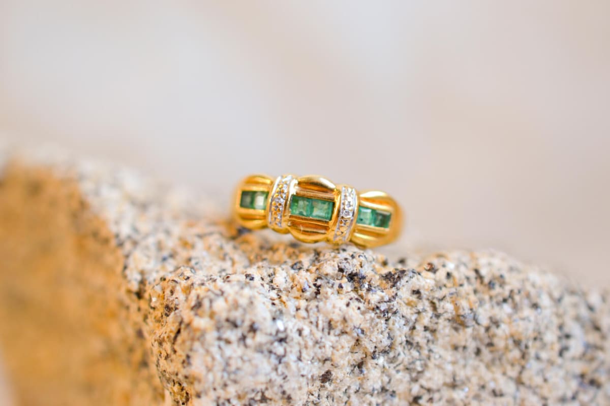 Bague Art Déco en Or jaune 18 carats ornée d'Émeraudes et de Moissanites