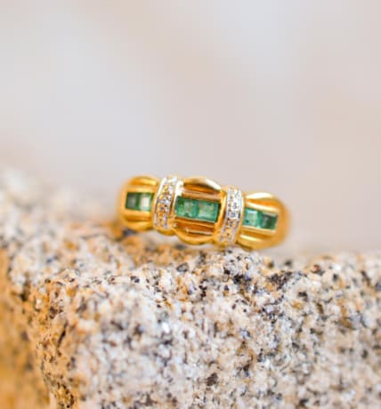 Bague Art Déco en Or jaune 18 carats ornée d'Émeraudes et de Moissanites