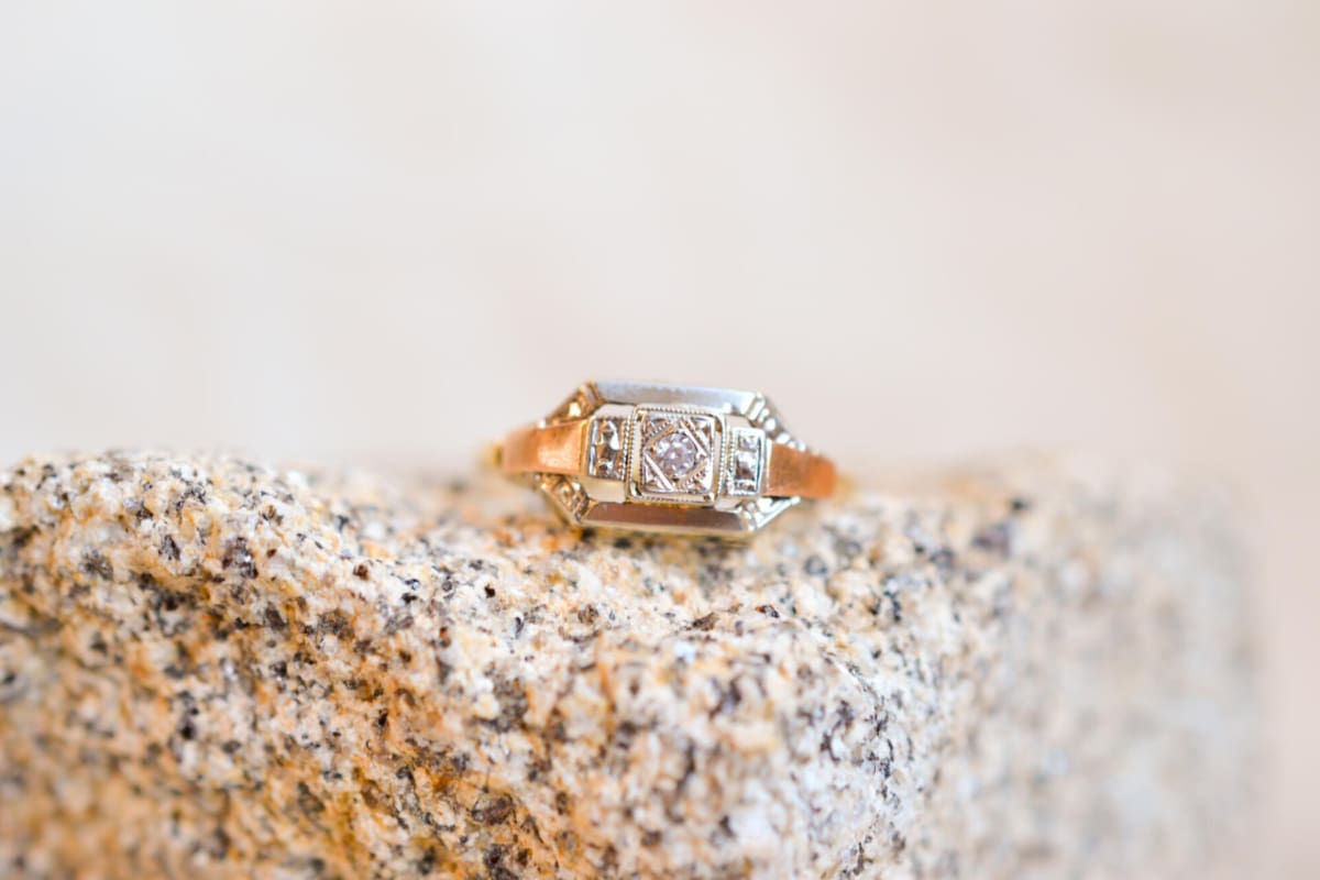 Bague Art Déco en Or jaune, Or blanc et Or rose 18 carats centrée d'un Oxyde dans un décor géométrique