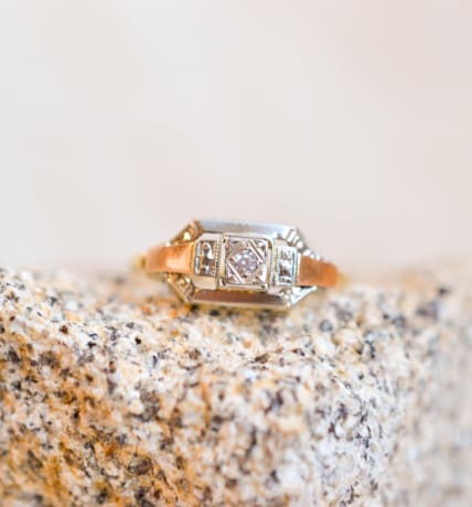 Bague Art Déco en Or jaune, Or blanc et Or rose 18 carats centrée d'un Oxyde dans un décor géométrique