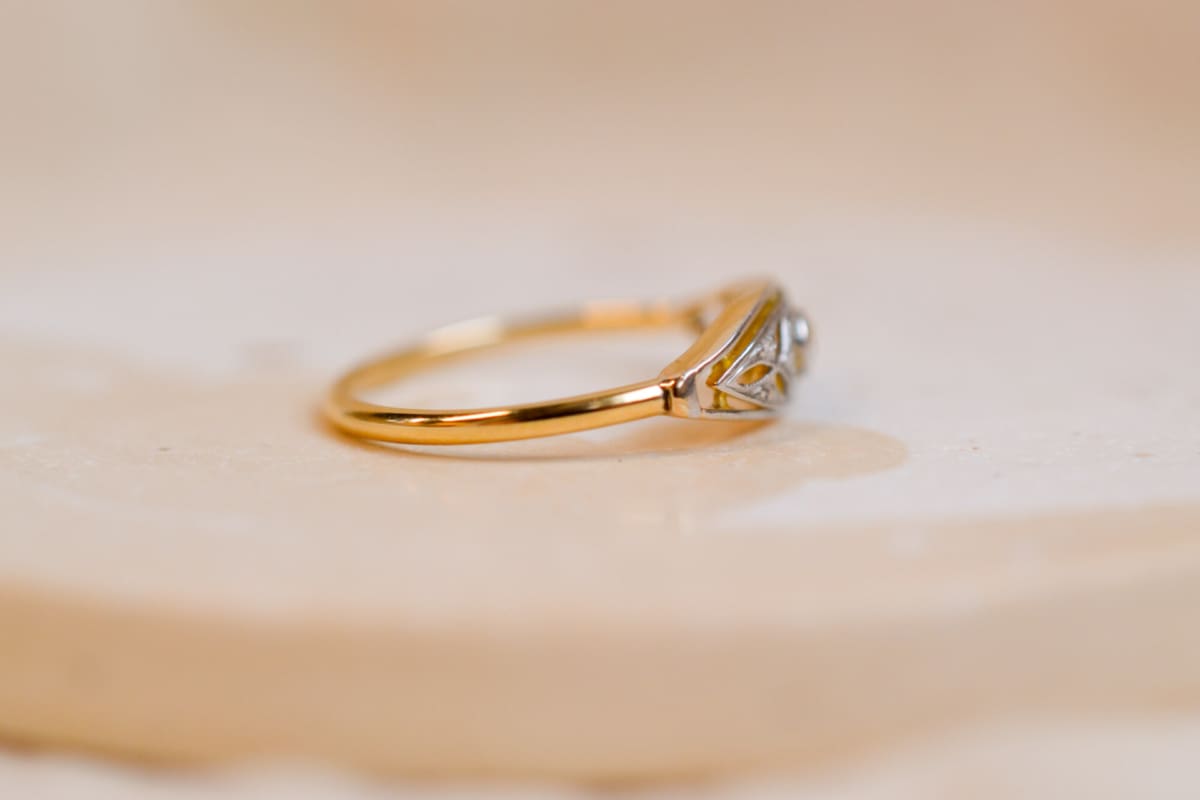 Bague Art Déco en Or jaune et blanc 18 carats ajourée ornée d'un Diamant