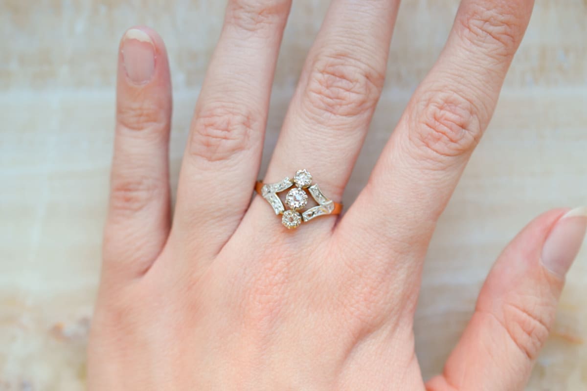 Bague Art Déco en Or jaune et blanc 18 carats ornée de Diamants