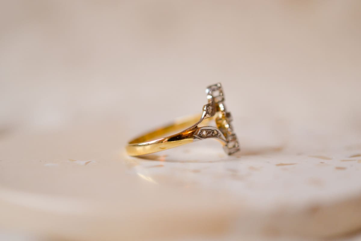 Bague Art Nouveau ancienne en Or jaune et blanc 18 carats ornée de Diamants