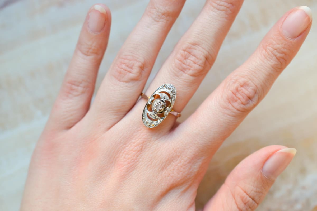 Bague Art Nouveau en Or jaune et Or blanc 18 carats ornee de Diamants