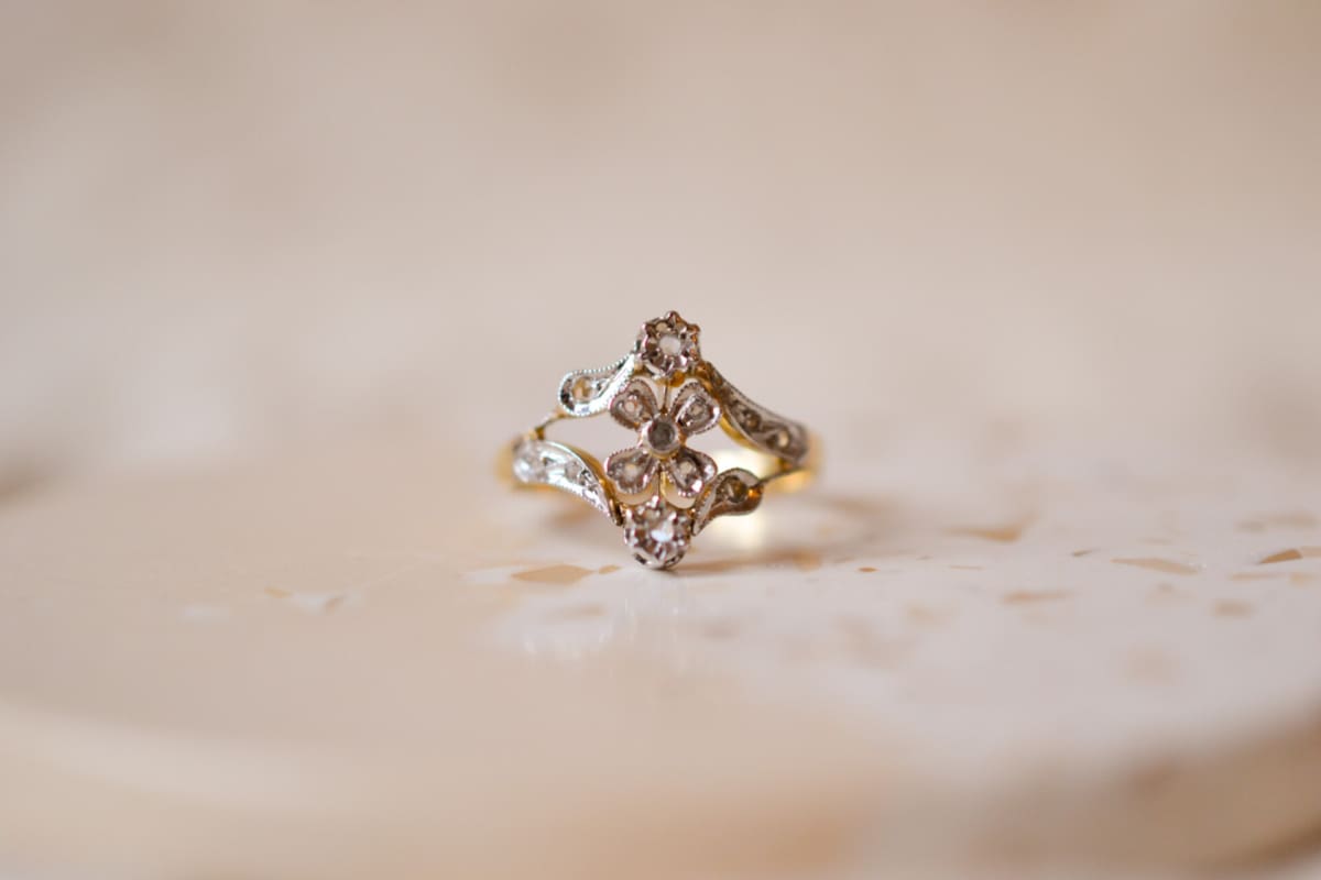 Bague Art Nouveau en Or jaune et blanc 18 carats sertie de Diamants