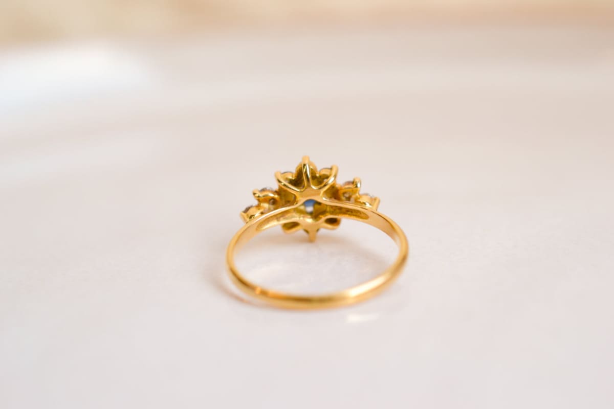 Bague Marguerite Vintage en Or jaune 18 carats ornée d'un Saphir et de pierres blanches