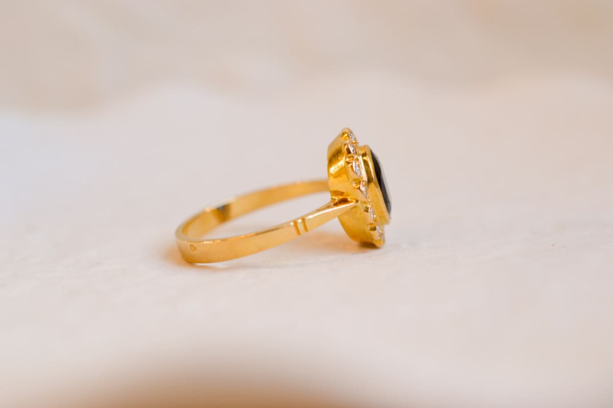 Bague Marguerite Vintage en Or jaune 18 carats sertie clos d'un Saphir dans un entourage de Diamants