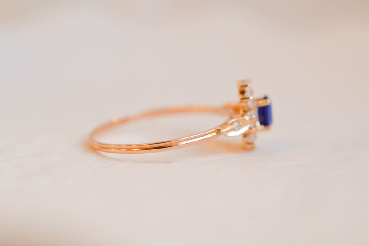 Bague Marguerite Vintage en Or jaune 18 carats sertie d'un Saphir de synthèse entouré d'Oxydes de zirconium