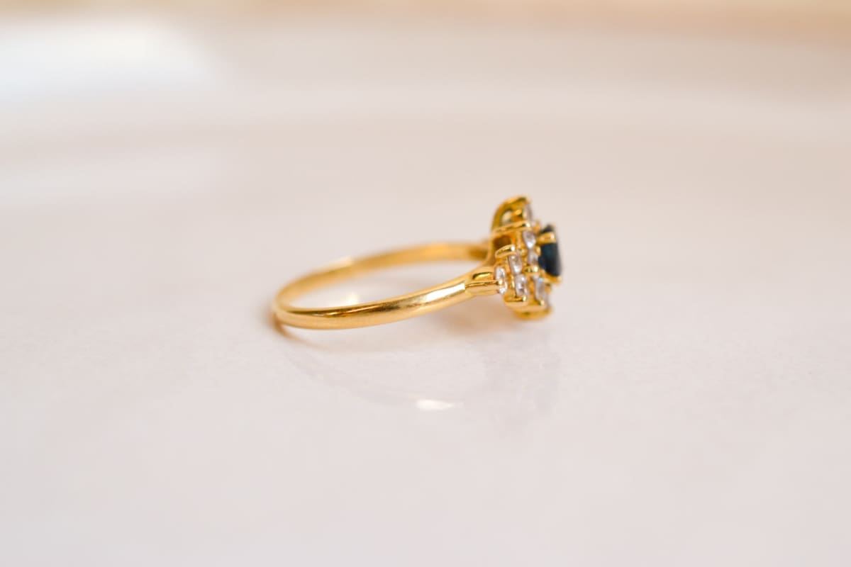 Bague Marguerite ancienne en Or jaune 18 carats sertie d'un Saphir épaulé de pierres blanches