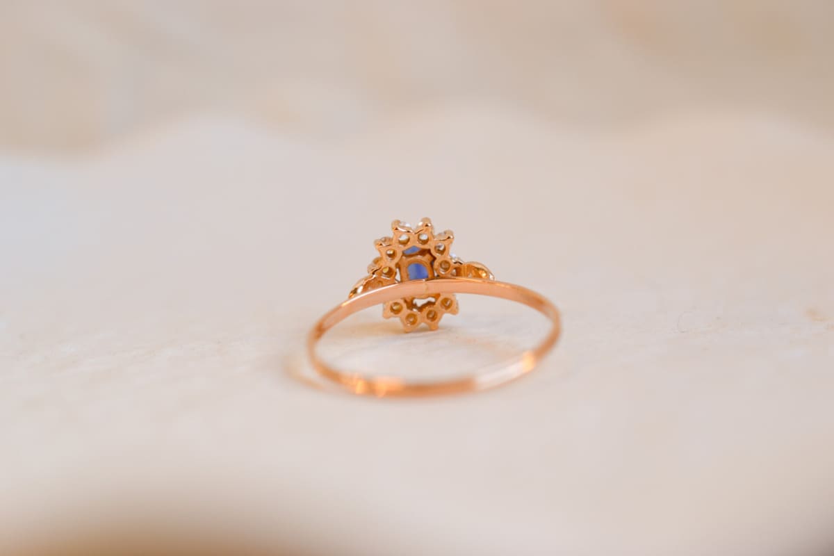 Bague Marguerite en Or jaune 18 carats ornée d'un Saphir de synthèse et de pierres blanches