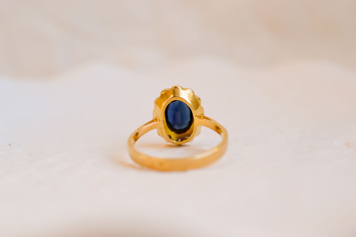 Bague Marguerite en Or jaune 18 carats ornée d'un Saphir et de Diamants