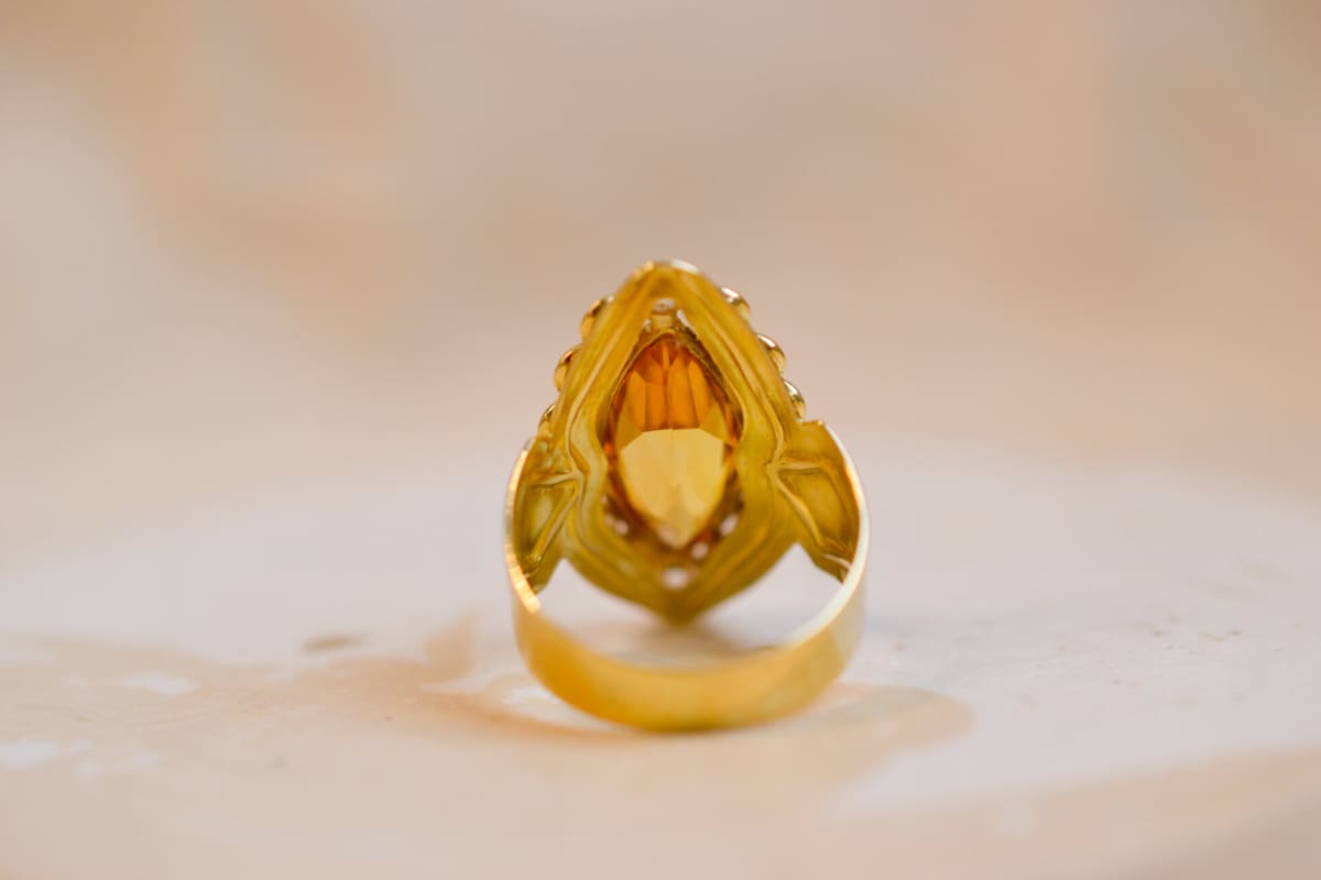 Bague Marquise Vintage en Or jaune 18 carats sertie d'un Saphir jaune entouré de pierres blanches