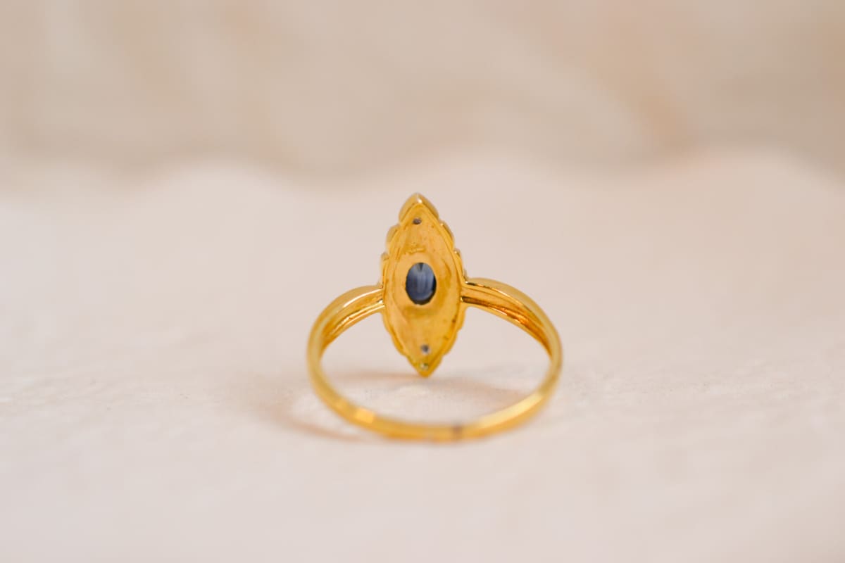 Bague Marquise Vintage en Or jaune et Or blanc 18 carats ornée d'un Saphir serti clos