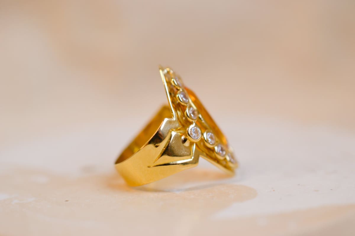 Bague Marquise ancienne en Or jaune 18 carats sertie clos d'un Saphir jaune dans un entourage d'Oxydes
