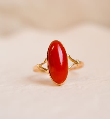 Bague Marquise en Or jaune 18 carats ornée d'un cabochon de corail