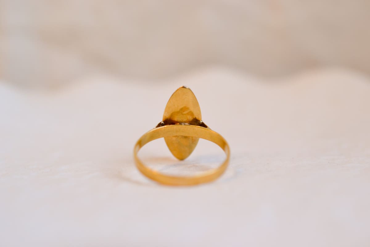 Bague Marquise en Or jaune 18 carats ornée d'une pierre verte